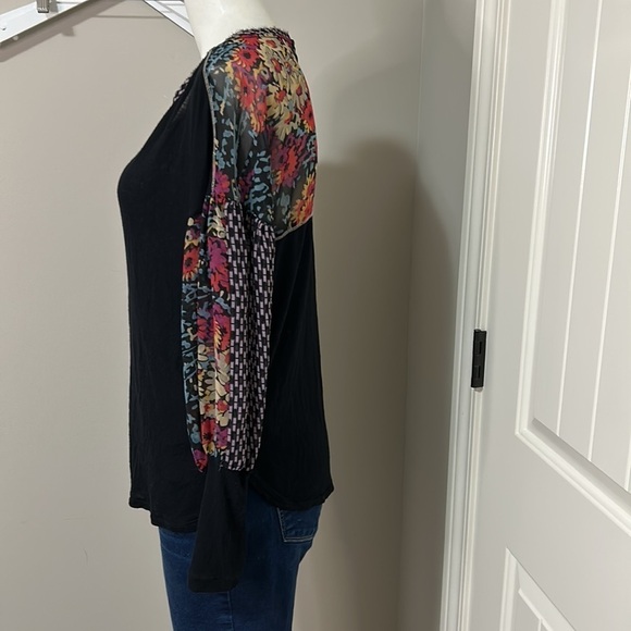 Anthropologie TINY Raye Black Floral
Sheer Sleeve Top Boho Round Neck Sz M - Picture 8 of 15